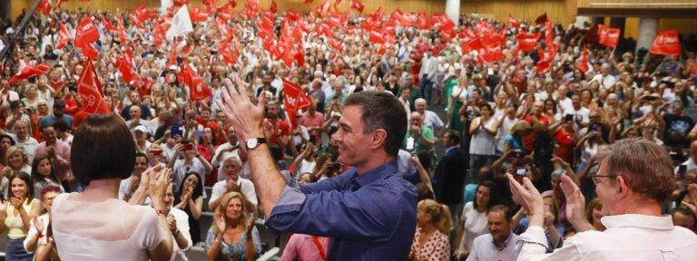 FOTOGRAFÍA. VALENCIA (ESPAÑA), 15 DE JULIO DE 2023. El presidente del Gobierno Pedro Sánchez (c), este sábado durante el mitin que ha organizado el PSOE en la ciudad de Valencia. En la imagen junto a Ximo Puig (d) presidente de la Generalidad Valenciana y Diana Morant (i) ministra de Ciencia e Innovación. El PSOE afronta una última semana de campaña que considera decisiva para tratar de recuperar la tendencia positiva con la que arrancó la contienda electoral, y por ello redoblará sus esfuerzos estos días con el objetivo de lograr una movilización masiva el 23J para que gane la izquierda.- Efe