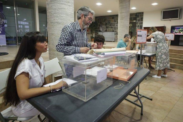 Abren colegios electorales de decimosextos comicios de España 23J con ventiladores y agua