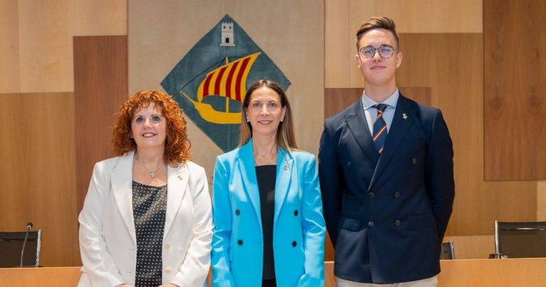 FOTOGRAFÍA. SALOU (TARRAGONA) ESPAÑA, 17 DE JUNIO DE 2023. La portavoz del Grupo Municipal de VOX en el Ayuntamiento de Salou, provincia de Tarragona, An Belén Rodríguez Ros (c), junto a sus dos compañeros, Josefa AGuirre Clape (i) y Paul Daniel Axinte Axinte (d), durante la sesión de constitución del Pleno. Lasvocesdelpueblo (Ñ Pueblo)