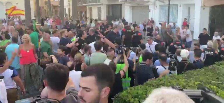 Garriga interrumpe el mitin de VOX atacado por grupos separatistas en Badalona (Cataluña)