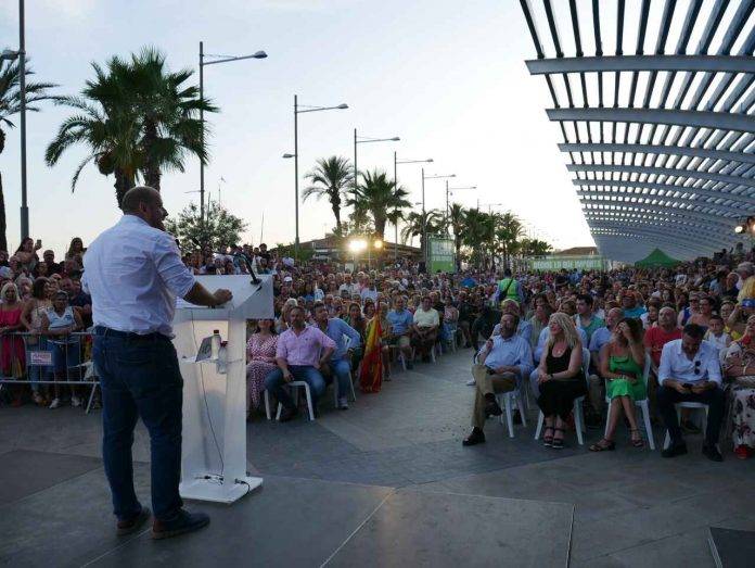 FOTOGRAFÍA. TORREVIEJA (ALICANTE) ESPAÑA, 02 DE JUNIO DE 2023. Los candidatos de VOX por Alicante al Congreso de los diputados para el 23J, liderados por el cabeza de lista David García Gomis (primer plano); participan en el mitin "Decide lo que importa" junto al candidato a la Presidencia de Gobierno, Santiago Abascal Conde (columna izg a la dcha); y la portavoz parlamentaria en las Cortes Valencianas, Ana Vega Campos. Lasvocesdelpueblo (Ñ Pueblo)