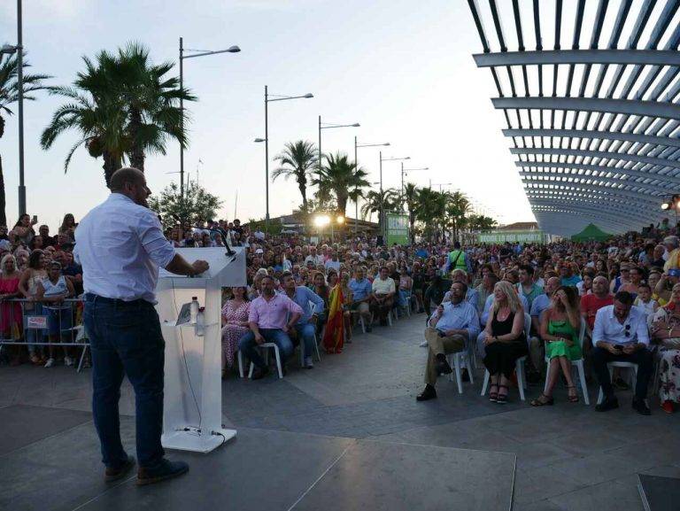 FOTOGRAFÍA. TORREVIEJA (ALICANTE) ESPAÑA, 02 DE JUNIO DE 2023. Los candidatos de VOX por Alicante al Congreso de los diputados para el 23J, liderados por el cabeza de lista David García Gomis (primer plano); participan en el mitin "Decide lo que importa" junto al candidato a la Presidencia de Gobierno, Santiago Abascal Conde (columna izg a la dcha); y la portavoz parlamentaria en las Cortes Valencianas, Ana Vega Campos. Lasvocesdelpueblo (Ñ Pueblo)