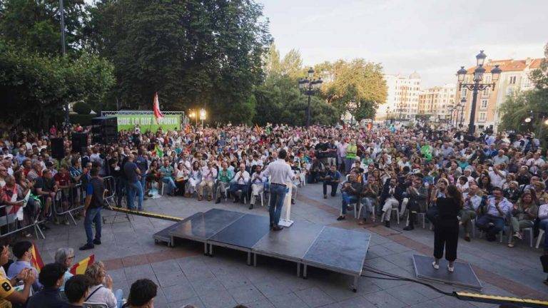 Abascal: «Los inmigrantes ilegales no tienen culpa de nada, no así los políticos progres que los traen, los engañan, les hacen jugarse la vida y les condenan aquí a la seguridad y a la delincuencia»