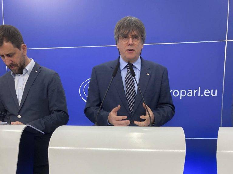 FOTOGRAFÍA. BRUSELAS (BÉLGICA), 05/07/2023.- Prófugo Puigdemont se anota una victoria. El expresidente catalán Carles Puigdemont (2d) junto con los eurodiputados catalanes Antoni Comin (2i) y Clara Ponsati (d) y el abogado Gonzalo Boye (i) durante la rueda de prensa celebrada en la sede del Parlamento Europeo en Bruselas este miércoles tras conocerse que el Tribunal General de la Unión Europea ha retirado la inmunidad parlamentaria al expresidente catalán y a los otros dos eurodiputados de JxCAT. Efe