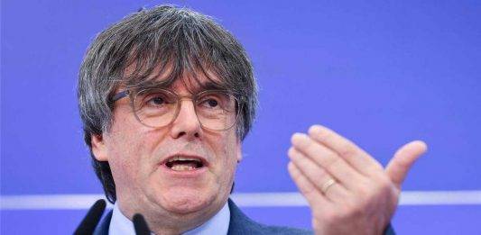 FOTOGRAFÍA. BRUSELAS (BÉLGICA), 05/07/2023. El TJUE anula la pérdida de inmunidad de los prófugos Puigdemont, Comín y Ponsatí.- El expresidente catalán Carles Puigdemont (2d) junto con los eurodiputados catalanes Antoni Comin (2i) y Clara Ponsati (d) y el abogado Gonzalo Boye (i) durante la rueda de prensa celebrada en la sede del Parlamento Europeo en Bruselas este miércoles tras conocerse que el Tribunal General de la Unión Europea ha retirado la inmunidad parlamentaria al expresidente catalán y a los otros dos eurodiputados de JxCAT. Afp