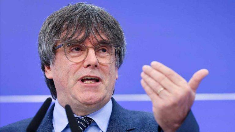 FOTOGRAFÍA. BRUSELAS (BÉLGICA), 05/07/2023. El TJUE anula la pérdida de inmunidad de los prófugos Puigdemont, Comín y Ponsatí.- El expresidente catalán Carles Puigdemont (2d) junto con los eurodiputados catalanes Antoni Comin (2i) y Clara Ponsati (d) y el abogado Gonzalo Boye (i) durante la rueda de prensa celebrada en la sede del Parlamento Europeo en Bruselas este miércoles tras conocerse que el Tribunal General de la Unión Europea ha retirado la inmunidad parlamentaria al expresidente catalán y a los otros dos eurodiputados de JxCAT. Afp