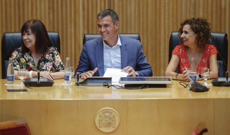 Sánchez denuncia «cábalas mágicas» y «presiones» del PP al Rey