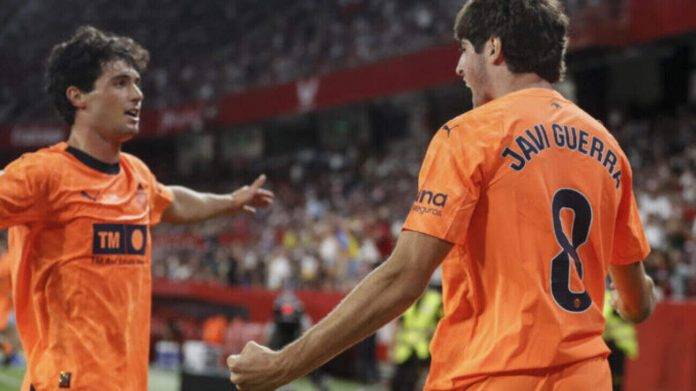 1-2. El Valencia sorprende en el Sánchez-Pizjuán a un Sevilla que acabó con diez