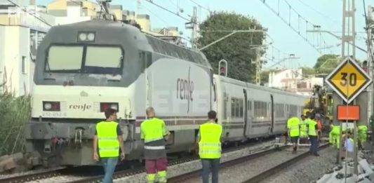 FOTOGRAFÍA. SITGES (BARCELONA) CATALUÑA (ESPAÑA), 16 DE AGOSTO DE 2023. La circulación de trenes de seis líneas de cercanías, incluida la R2 Sur y otras de Larga Distancia, continúa interrumpida desde las 9.50 horas a raíz del descarrilamiento en la estación de Sitges (Barcelona) de un Talgo Valencia-Barcelona sin pasaje que no ha causado heridos, mientras los operarios trabajan para poder abrir la línea. Captura vídeo Efe. Lasvocesdelpueblo