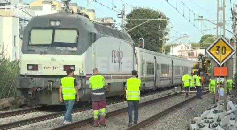 FOTOGRAFÍA. SITGES (BARCELONA) CATALUÑA (ESPAÑA), 16 DE AGOSTO DE 2023. La circulación de trenes de seis líneas de cercanías, incluida la R2 Sur y otras de Larga Distancia, continúa interrumpida desde las 9.50 horas a raíz del descarrilamiento en la estación de Sitges (Barcelona) de un Talgo Valencia-Barcelona sin pasaje que no ha causado heridos, mientras los operarios trabajan para poder abrir la línea. Captura vídeo Efe. Lasvocesdelpueblo