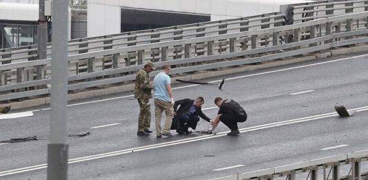 FOTOGRAFÍA. MOSCÚ (RUSIA), 08 DE AGOSTO DE 2023. Integrantes de los servicios especiales rusos fueron registrados el pasado 24 de julio al recolectar los restos de un dron ucraniano derribado, luego de que un edificio fuera atacado, en Moscú (Rusia). Efe