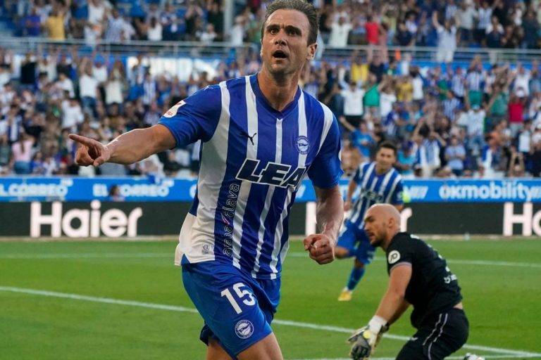 El Alavés atropella al Sevilla (4-3)