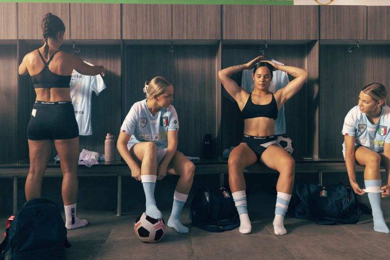 FOTOGRAFÍA. BRISBANE (AUSTRALIA), 24 DE AGOSTO DE 2023. En la imagen, varias futbolistas del Brisbane City Football Club, un club de fútbol semiprofesional australiano, con sus bragas menstruales deportivas, pantalones cortos menstruales y leggins menstruales que ofrecen comodidad, estilo y tecnología absorbente discreta, todos diseñados por las empresas Modibodi y PUMA para su comodidad en el campo y los entrenamientos. Lasvocesdelpueblo (Ñ Pueblo)