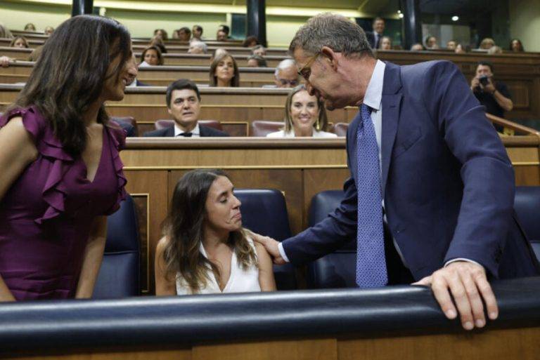 FOTOGRAFÍA. MADRID (ESPAÑA), 17 DE AGOSTO DE 2023. Irene Montero Gil "alimenta la discriminación y siembra el odio entre mujeres y hombres". Constitución de la Mesa del Congreso de los Diputados para la XV Legislatura. El presidente del partido del centroizquierda de España, Partido Popular (PP), el nacionalista gallego amigo de narcotraficantes condenados por la Justicia española Alberto Núñez Feijóo (d), se acerca hasta la bancada de la coalición de las ultraizquierdas Sumar donde mantiene una calurosa y amistosa bienvenida con los dirigentes del principal partido de las izquierdas radicales, Podemos, la secretaria general, ministra de Agenda 2030 y de Derechos Sociales, Ione Belarra Urteaga (i); la ministra de Igualdad y mujer del exsecretario general de Podemos Pablo Manuel Iglesias Turrión, Irene Montero Gil (c). Efe