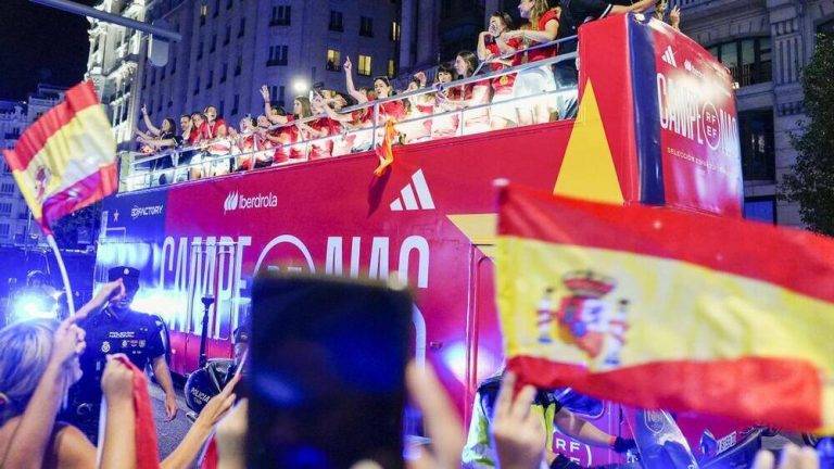 Las campeonas del mundo festejan el título con el pueblo español