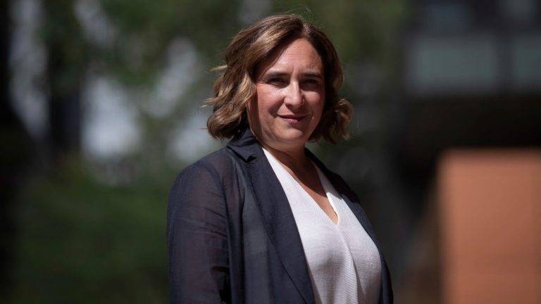 La ultra Ada Colau pide el apoyo de JxCat en Madrid tras vetarlo en Barcelona