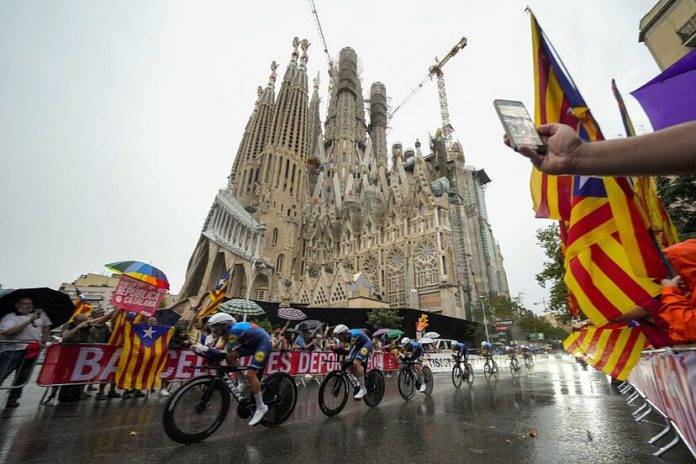 FOTOGRAFÍA. CATALUÑA (ESPAÑA), 26 DE AGOSTO DE 2023. Detalle de varios separatistas muy crítico a la Vuelta ciclista por España 2023. Efe