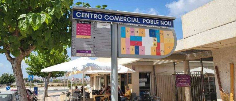 FOTOGRAFÍA. EL CAMPELLO (ALICANTE) ESPAÑA, 15 DE AGOSTO DE 2023. Detalle de un panel con calendario de apertura y negocios del Centro Comercial El Poble Nou del municipio alicantino El Campello (Comunidad Valenciana) España. Lasvocesdelpueblo (Ñ Pueblo)