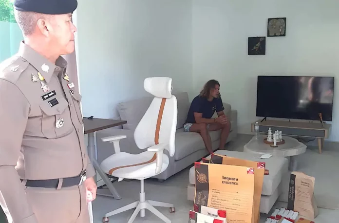 FOTOGRAFÍA. KOH PHANGAN (TAILANDIA), 07 DE AGOSTO DE 2023. El asesino Daniel Sancho se salvó de la pena de muerte por "colaboración beneficiosa".- Imagen facilitada por la Policía Real de Tailandia del español Daniel Sancho (d), durante la recogida de pruebas en un hotel en la isla tailandesa de Koh Phangan en el que se alojaba con el cirujano colombiano al que supuestamente asesinó. Efe