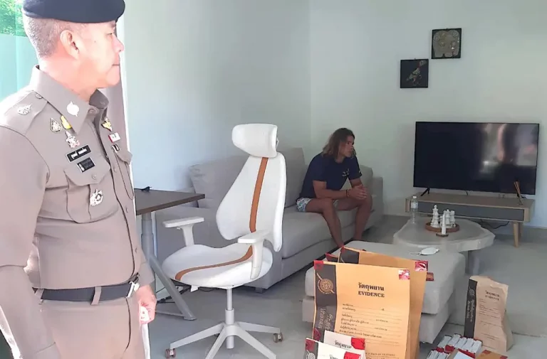 FOTOGRAFÍA. KOH PHANGAN (TAILANDIA), 07 DE AGOSTO DE 2023. El asesino Daniel Sancho se salvó de la pena de muerte por "colaboración beneficiosa".- Imagen facilitada por la Policía Real de Tailandia del español Daniel Sancho (d), durante la recogida de pruebas en un hotel en la isla tailandesa de Koh Phangan en el que se alojaba con el cirujano colombiano al que supuestamente asesinó. Efe