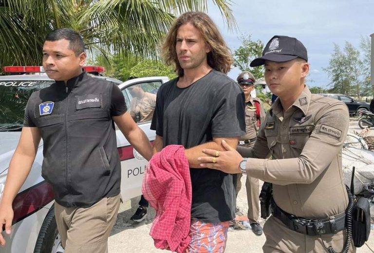 FOTOGRAFÍA. KOH PHANGAN (TAILANDIA), 07 DE AGOSTO DE 2023. El asesino español Daniel Sancho descuartizó y ocultó del cadáver de Edwin Arrieta0-. El español Daniel Sancho, sospechoso del asesinato de un médico colombiano, es escoltado por policías tailandeses hasta el tribunal desde la comisaría de Koh Phangan en la isla de Koh Phangan, al sur de Tailandia. Efe
