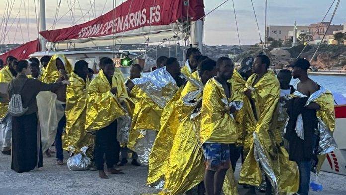 FOTOGRAFÍA. LAMPEDUSA (ITALIA), 27 DE AGOSTO DE 2023. Detalle de grupo de inmigrantes ilegales . Efe