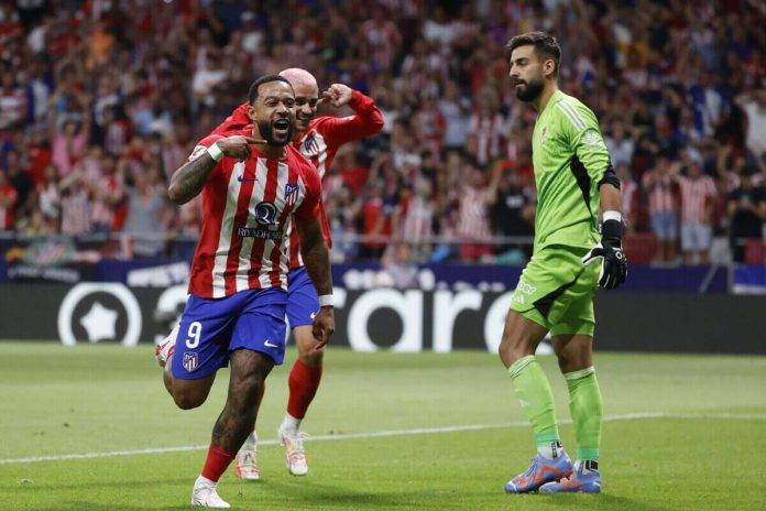 FOTOGRAFÍA. MADRID (ESPAÑA), 14 DE AGOSTO DE 2023. El delantero del Atlético de Madrid Memphis Depay (i) celebra tras marcar el segundo gol ante el Granada. Efe
