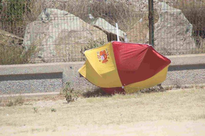 FOTOGRAFÍA. PREMIA DE MAR (BARCELONA) ESPAÑA, 06 DE AGOSTO DE 2023. Plantada de sombrillas españolas, formando la Ñ. Lasvocesdelpueblo (24)