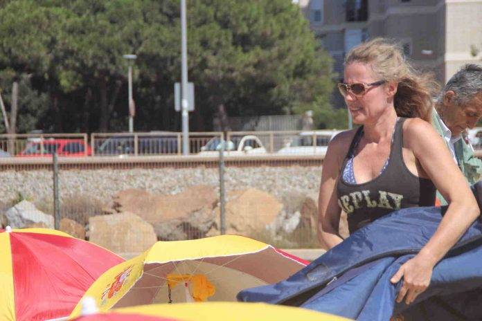 FOTOGRAFÍA. PREMIA DE MAR (BARCELONA) ESPAÑA, 06 DE AGOSTO DE 2023. Plantada de sombrillas españolas, formando la Ñ. Lasvocesdelpueblo (9)