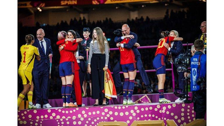 Psicólogo de la Selección femenina: El beso de Rubiales a Jenni Hermoso era compatible con un acto de «amistad y de efusividad» por haber ganado un Mundial