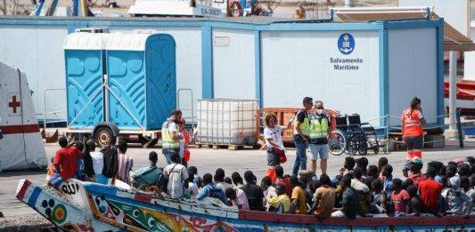 FOTOGRAFÍA. TENERIFE (ESPAÑA), JULIO DE 2023. PP y Junts apoyan regularización de 500.000 ilegales . Una embarcación con 157 inmigrantes ilegales a bordo que llega a Tenerife (España). Efe