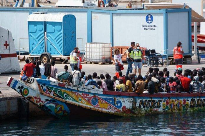 FOTOGRAFÍA. TENERIFE (ESPAÑA), JULIO DE 2023. PP y Junts apoyan regularización de 500.000 ilegales . Una embarcación con 157 inmigrantes ilegales a bordo que llega a Tenerife (España). Efe
