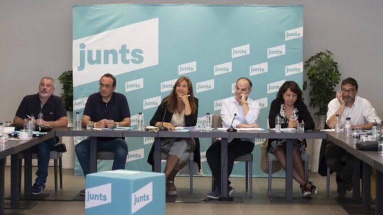 FOTOGRAFÍA. ALTAFULLA (TARRAGONA) ESPAÑA, 31 DE AGOSTO DE 2023. JxCat: "La amnistía se ajusta a la Constitución española". El secretario general de Junts per Cat, Jordi Turull (3d), y la presidenta del partido, Laura Borrás (3d), durante la jornada de trabajo a puerta cerrada celebrada por el partido, en la que no están previstas declaraciones, mientras prosiguen las negociaciones con el PSOE de cara a una eventual investidura de Pedro Sánchez. Efe