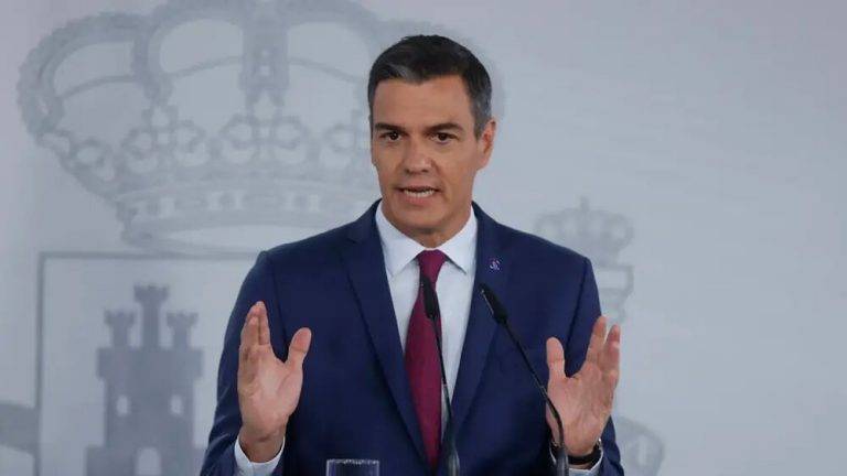 Sánchez exige la dimisión de Rubiales por un beso consentido
