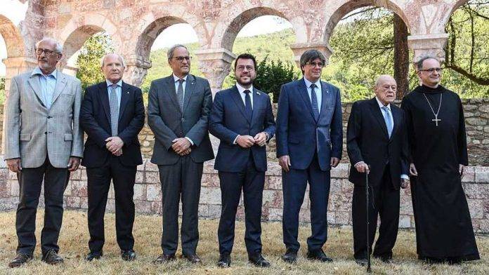 FOTOGRAFÍA. CODALET, (FRANCIA), 21/08/2023. Puigdemont: JxCat retirará el apoyo a Sánchez si hace jugada sucia. El expresidente de la Generalitat Carles Puigdemont (3i), junto al actual presidente de la Generalitat, Pere Aragonés (c), y los expresidentes Jordi Pujol (2d), José Montilla (2i) y Quim Torra (3i), que han acudido este lunes a la abadía de Sant Miquel de Cuixà, en Codalet (Francia), para participar en un acto homenaje al músico Pau Casals con motivo de los 50 años de su muerte. Efe