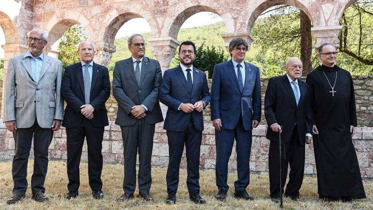 FOTOGRAFÍA. CODALET, (FRANCIA), 21/08/2023. Puigdemont: JxCat retirará el apoyo a Sánchez si hace jugada sucia. El expresidente de la Generalitat Carles Puigdemont (3i), junto al actual presidente de la Generalitat, Pere Aragonés (c), y los expresidentes Jordi Pujol (2d), José Montilla (2i) y Quim Torra (3i), que han acudido este lunes a la abadía de Sant Miquel de Cuixà, en Codalet (Francia), para participar en un acto homenaje al músico Pau Casals con motivo de los 50 años de su muerte. Efe