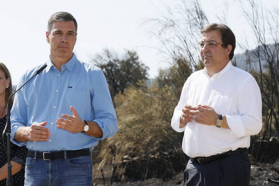 FOTOGRAFÍA. MIRAVETE (CÁCERES) ESPAÑA, 21 DE AGOSTO DE 2023. El presidente del Gobierno, acompañado del presidente de la Junta de Extremadura, Guillermo Fernández Vara, ha visitado este lunes la zona afectada por el incendio de la localidad de Casas de Miravete (Cáceres), donde siguen las labores de extinción del incendio. Efe