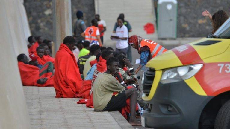 Dos cayucos arriban a España con 136 inmigrantes ilegales