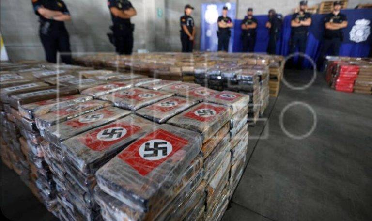 FOTOGRAFÍA. ALGECIRAS (CÁDIZ) ESPAÑA, 25 DE AGOSTO DE 2023. La Policía Nacional y Vigilancia Aduanera han intervenido casi 9.500 kilos de cocaína que habían llegado al puerto de Algeciras (Cádiz) ocultos en 16 contenedores de plátanos, en lo que se considera el mayor alijo de este estupefaciente incautado en España. La droga, procedente de Colombia, fue embarcada en Ecuador y, tras pasar por el puerto de Algeciras, iba a ser trasladada por barco a Portugal para ser distribuida finalmente en Europa. símbolo nazi, nazi, Nazismo. Efe
