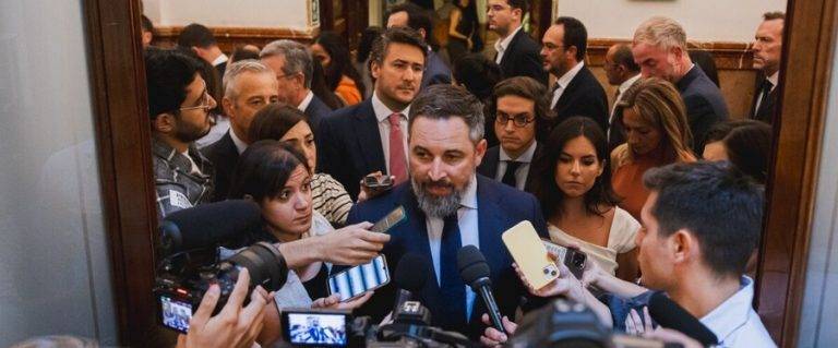 Abascal: «Hemos devuelto a la mayoría golpista los pinganillos del odio»