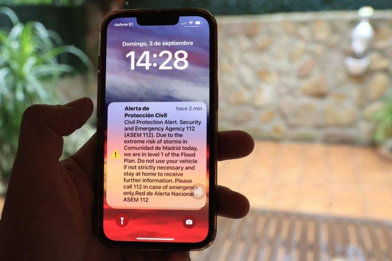 Pitido estridente y SMS alertando lluvias y tormentas en Madrid