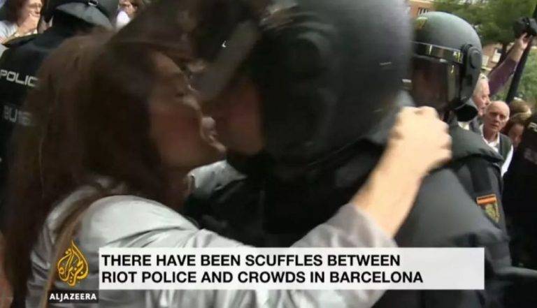 El beso no consentido de una separatista en la boca de un Policía el 1-O acaba en los Tribunales