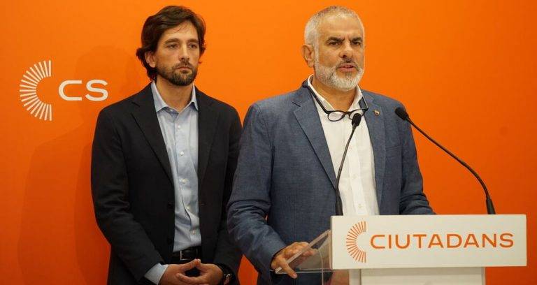 FOTOGRAFÍA. BARCELONA (ESPAÑA), 18 DE SEPTIEMBRE DE 2023. | Imposible acuerdo Cs PP. El líder de Ciudadanos (Cs) en Cataluña y presidente del Grupo Parlamentario en la Cámara catalana, Carlos Carrizosa Torres (d), junto al el jefe de la delegación europea de Cs, Adrián Vázquez Lázara (i), ofrece una rueda de prensa en la sede de la formación en Cataluña, tras un consejo autonómico de los naranjitos catalanes este lunes. Lasvocesdelpueblo (Ñ Pueblo)