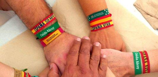 FOTOGRAFÍA. ALCOY (ALICANTE) ESPAÑA, 05 DE SEPTIEMBRE DE 2023. Detalle de manos de un grupo de patriotas de España, vecinos de Alcoy (Alicante) y simpatizantes de VOX. Lasvocesdelpueblo (Ñ Pueblo)