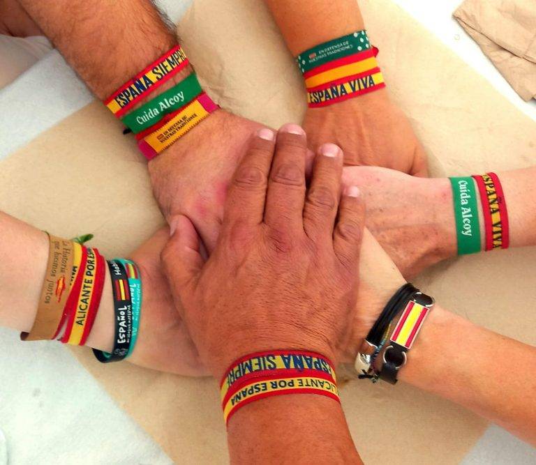 FOTOGRAFÍA. ALCOY (ALICANTE) ESPAÑA, 05 DE SEPTIEMBRE DE 2023. Detalle de manos de un grupo de patriotas de España, vecinos de Alcoy (Alicante) y simpatizantes de VOX. Lasvocesdelpueblo (Ñ Pueblo)