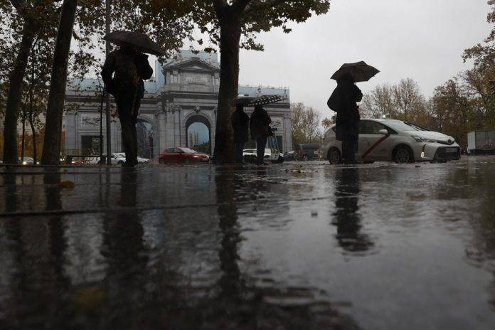 FOTOGRAFÍA. MADRID (ESPAÑA), 03 DE SEPTIEMBRE DE 2023. Varias personas se protegen con el paraguas de la lluvia. Efe