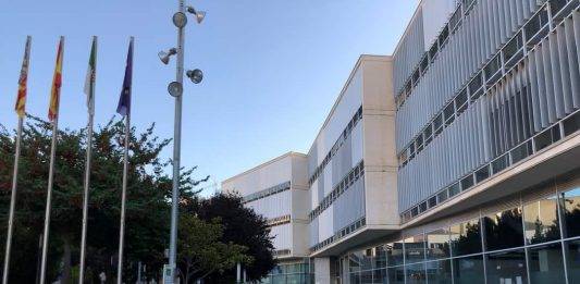FOTOGRAFÍA. SAN VICENTE DE RASPEIG (ALICANTE) ESPAÑA, 06 DE SEPTIEMBRE DE 2023. Detalle de la fachada del Ayuntamiento de San Vicente de Raspeig (Alicante), con Gobierno de coalición VOX y PP. Lasvocesdelpueblo (Ñ Pueblo)