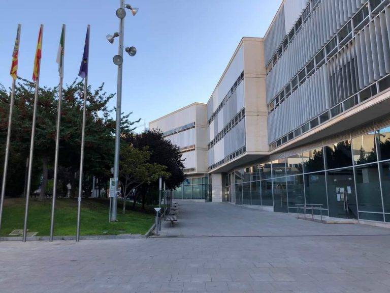 FOTOGRAFÍA. SAN VICENTE DE RASPEIG (ALICANTE) ESPAÑA, 06 DE SEPTIEMBRE DE 2023. Detalle de la fachada del Ayuntamiento de San Vicente de Raspeig (Alicante), con Gobierno de coalición VOX y PP. Lasvocesdelpueblo (Ñ Pueblo)