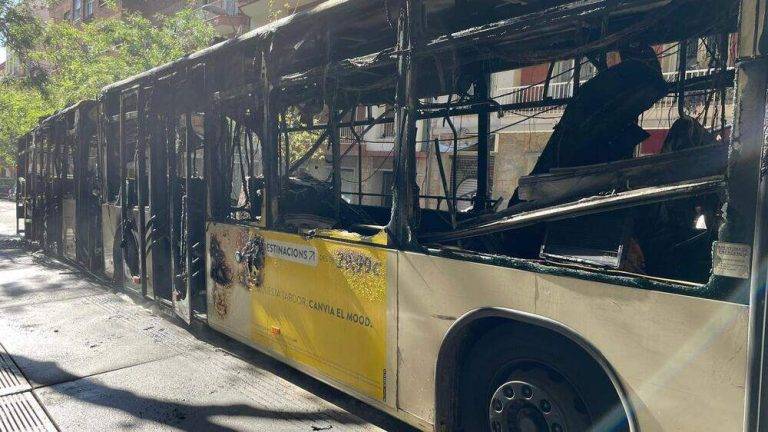 Pasajeros evacuados de bus TMB en llamas en Sant Gervasi-Galvany (Barcelona)