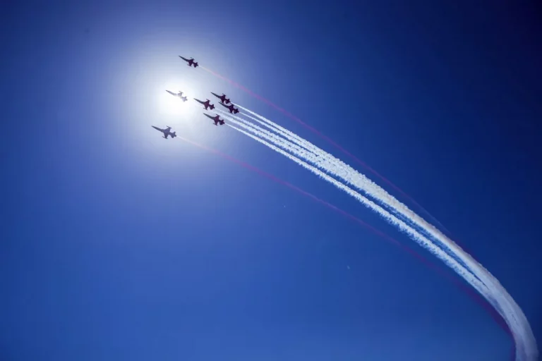 Acrobacias aéreas con 40 aeronaves en Torre del Mar (España)